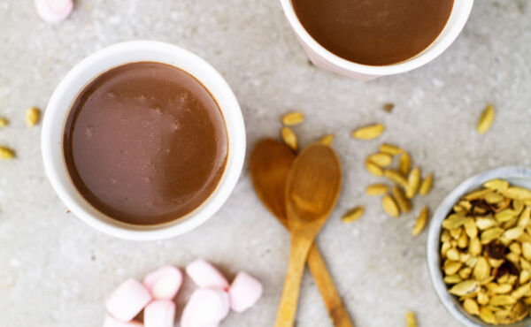 varm chokladmjölk med kardemumma, kanel och mini-marshmallows